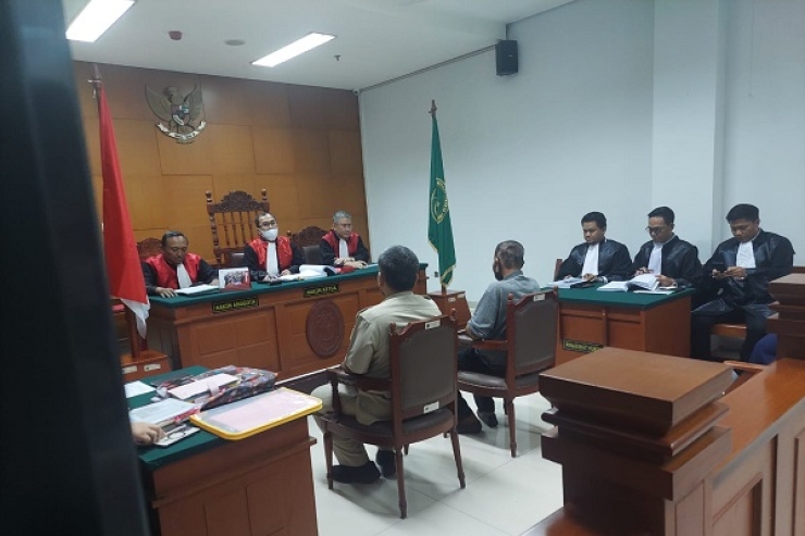 Terdakwa Dugaan Pemalsuan Surat Tanah di Ciracas Pakai Gelang GPS, Hakim Ketua : Dilepas Saja