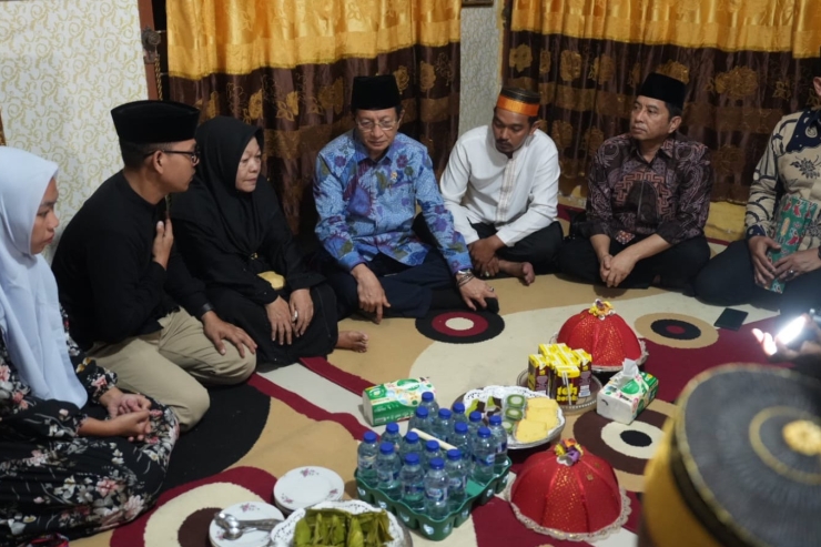 Takziah Menag di Rumah Abay: Air Mata, Doa, dan Pesan Perdamaian