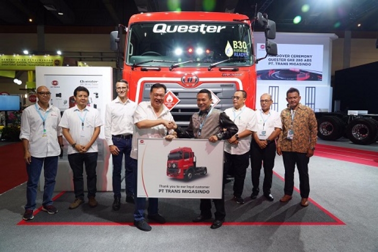 UD Trucks  Serahkan Quester GKE 280 ABS Kepada PT Trans Migasindo