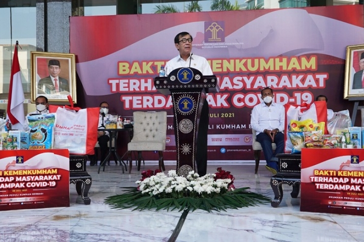  Lepas Puluhan Ribu Paket Bansos, Menkumham Yasonna : Pemerintah Tidak Bermaksud Mengekang Masyarakat