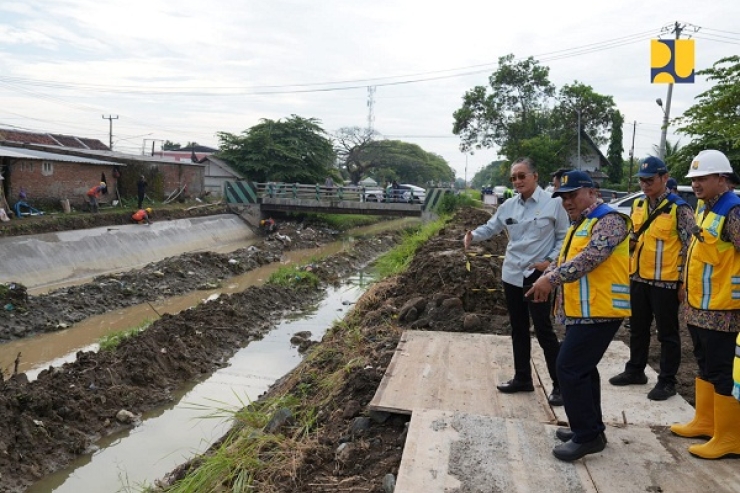 Tinjau Peningkatan Jaringan Irigasi Cikeusik di Kuningan-Cirebon, Menteri Dody Minta Percepatan untuk Dukung Swasembada Pangan