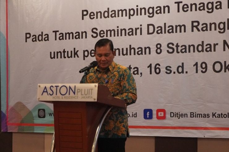 Percepatan Akreditasi Pemenuhan Delapan Standar Nasional Pendidikan