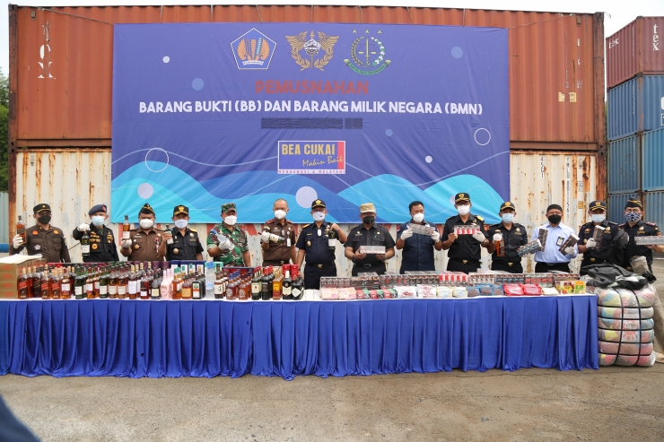 Bea Cukai Pusat Musnahkan Barang Ilegal Selundupan 