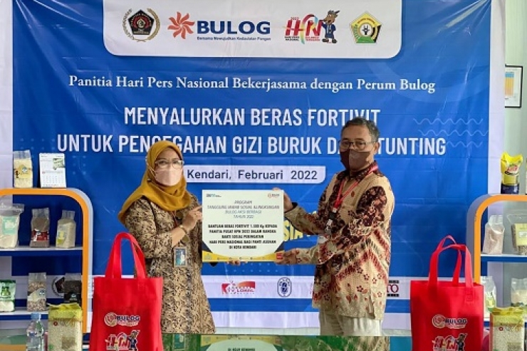 BULOG dan PWI Bagikan Paket Beras Fortivit di Hari Pers Nasional