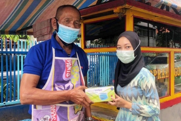 Cegah Penyebaran Covid-19, Djakarta Lloyd Bagikan Masker Untuk Pedagang Kaki Lima