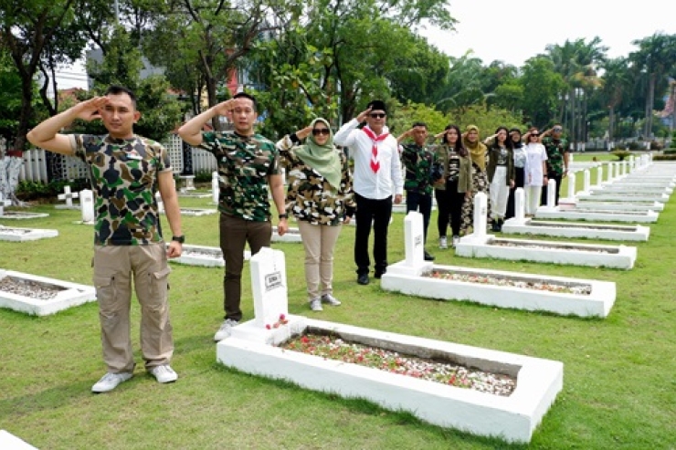 Peringati Hari Pahlawan, Hotel Dafam Pacific Caesar Surabaya  Gelar Tabur Bunga di Makam Pahlawan