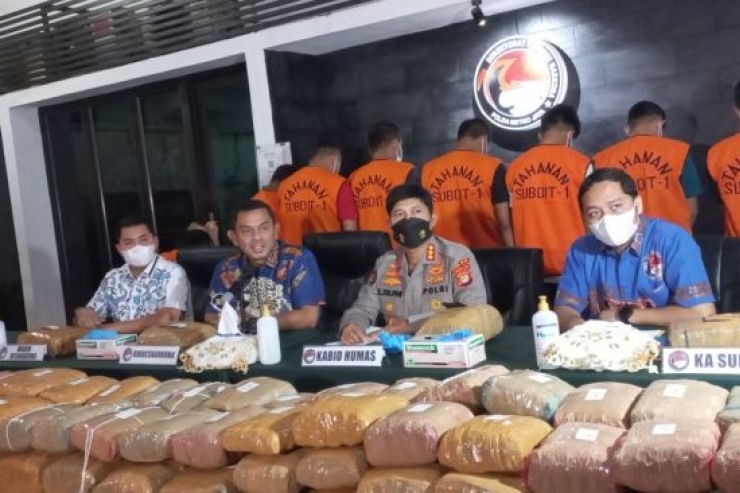 Polda Metro Jaya Tangkap Delapan Pengedar Ganja Jaringan Aceh, Medan, dan Jakarta
