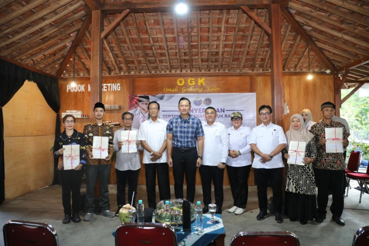 Wamen ATR/BPN Ossy Dermawan Serahkan Sertipikat Tanah di Gunungkidul, Bukti Sinergi Pusat dan Daerah