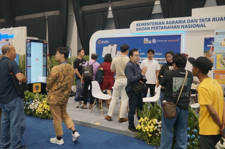 Masyarakat Antusias Coba Aplikasi Sentuh Tanahku di Stan ATR/BPN Livin Festival