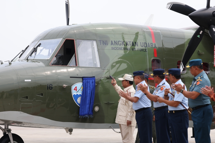 Prabowo Serahkan 5 Unit Pesawat NC-212i ke TNI AU di Lanud Halim Perdanakusuma