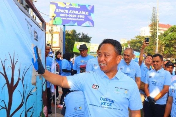 Wali Kota Depok Bersihkan Sampah di CFD Margonda 