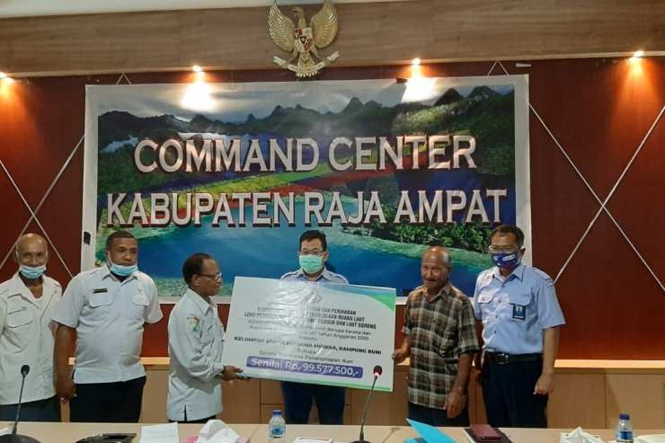 Pulihkan Ekonomi, KKP Salurkan Bantuan di Raja Ampat