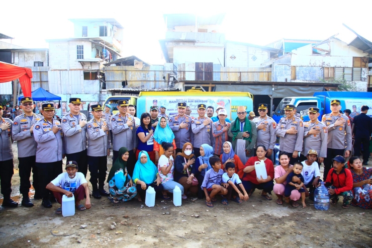 Hari Jadi Ke-72, Polri Berbagi Air Bersih Kepada Masyarakat