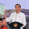 Serahkan Sertifikat PTSL dan Redistribusi Tanah se-Jatim, Jokowi: Bukti Hukum Hak atas Tanah