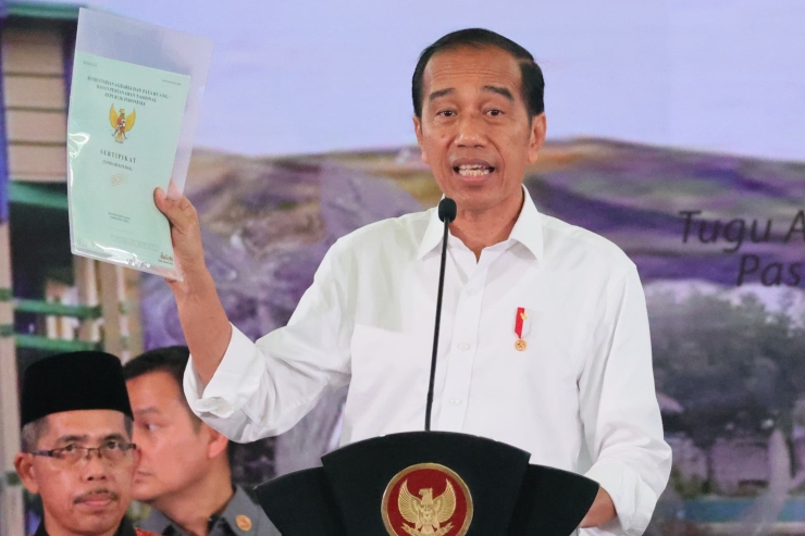 Serahkan Sertifikat PTSL dan Redistribusi Tanah se-Jatim, Jokowi: Bukti Hukum Hak atas Tanah