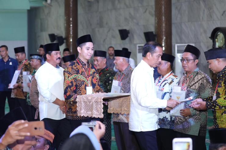 Jokowi Serahkan 1.000 Sertifikat Tanah Wakaf di Jatim