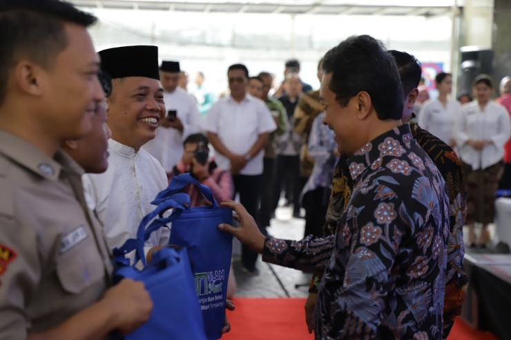 Menteri Trenggono Bagikan 8,8 Ton Ikan Secara Gratis Jelang Tahun Baru 2024