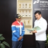 Hadi Tjahjanto Serahkan Sertifikat Aset Pertamina Cilacap