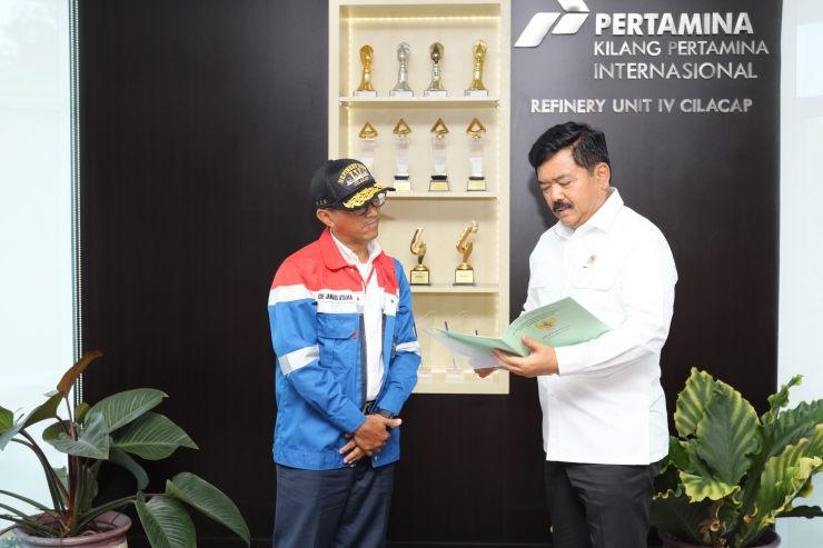 Hadi Tjahjanto Serahkan Sertifikat Aset Pertamina Cilacap