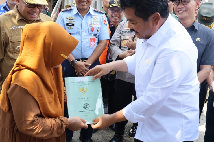 Menteri Hadi Serahakan 22 Sertifikat PTSL di Mataram