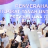 Jokowi Serahkan 10.323 Sertifikat Hasil Redistribusi Tanah
