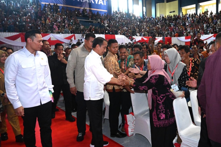 AHY Perdana Dampingi Jokowi Serahkan Sertifikat Elektronik