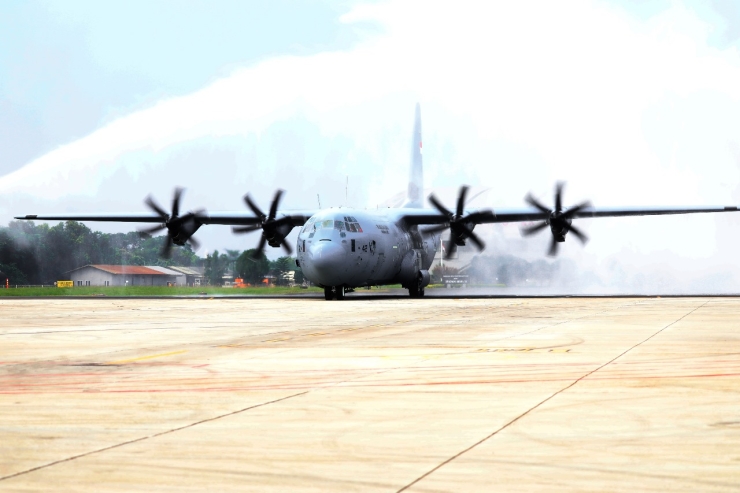 Pesawat Kelima Super Hercules Disambut Water Salute di Jakarta