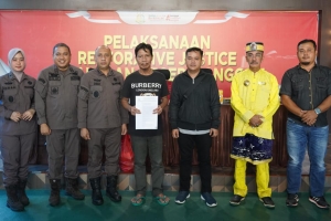 Kejari Sanggau Beri Restorative Justice Tersangka Pencurian Pakaian