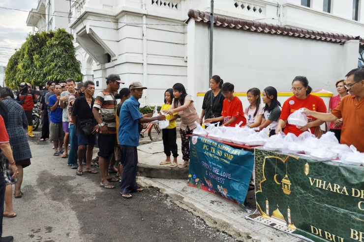 Salam Toleransi Beragama, Umat Buddha Vihara Dewi Welas Asih Cirebon Bagikan Takjil