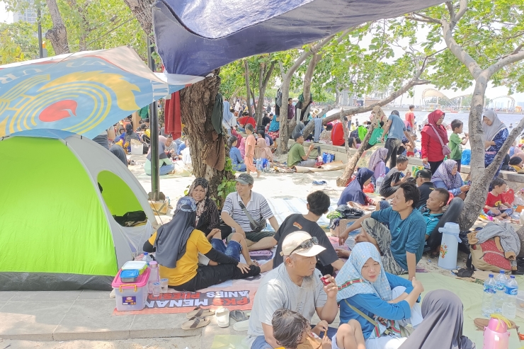 Tembus 44 Ribu Pengunjung, Ancol Perbolehkan Bawa Tenda di Pantai Lagoon