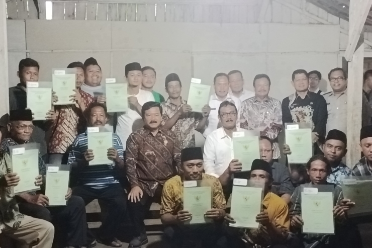 Menteri Hadi Serahkan 17 Sertifikat Redistribusi Tanah di Madiun