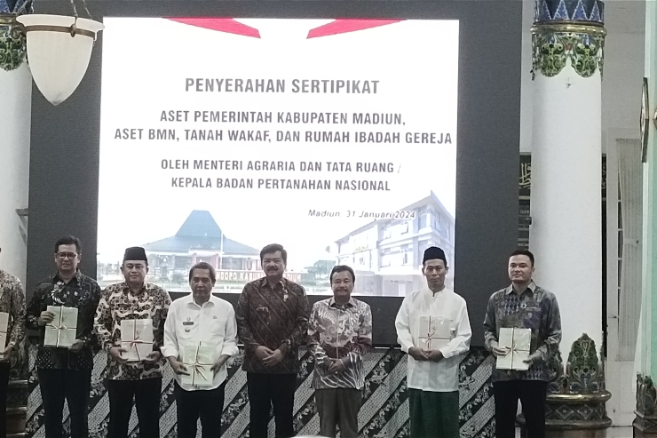 Menteri Hadi Serahkan Sertifikat Elektronik di Madiun