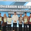 Menteri Hadi Serahkan Sertifikat Aset Pemkab Hingga Tanah Wakaf di Kediri