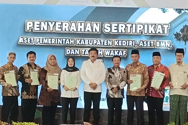 Menteri Hadi Serahkan Sertifikat Aset Pemkab Hingga Tanah Wakaf di Kediri