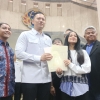 AHY Serahkan 2 Sertifikat Tanah Elektronik Milik Nirina Zubir