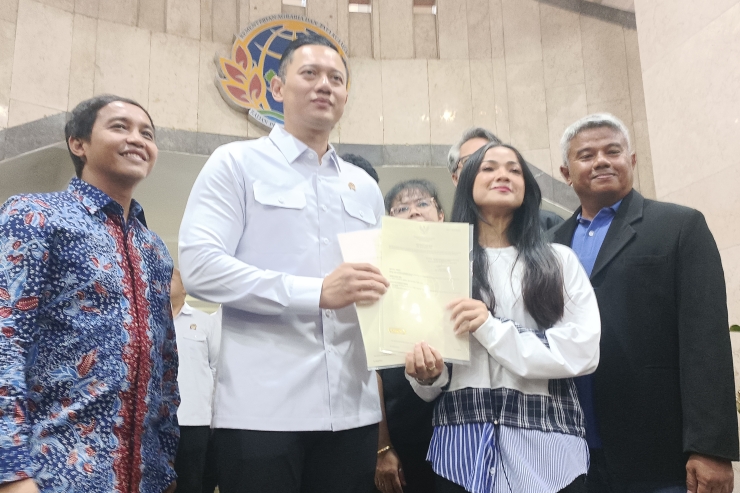 AHY Serahkan 2 Sertifikat Tanah Elektronik Milik Nirina Zubir