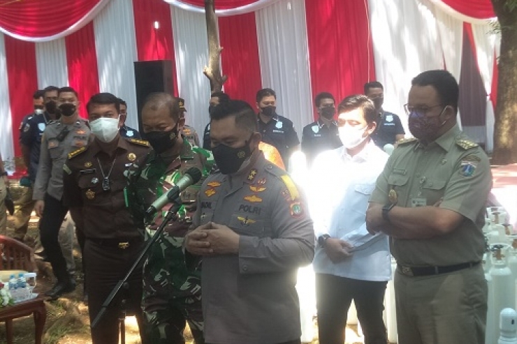 Kapolda Metro Jaya Serahkan 138 Tabung Oksigen Untuk Pasien Covid-19