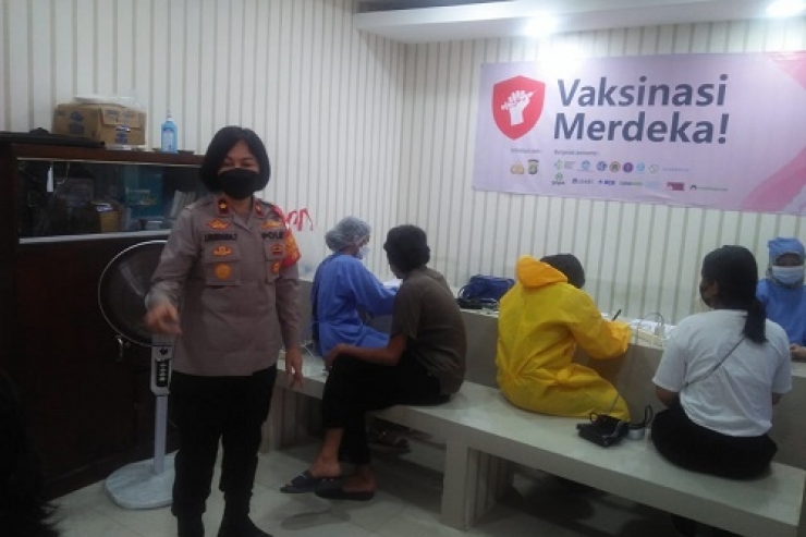 Polsek Ciputat Timur Geber Program Vaksinasi Merdeka