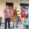 Melki Laka Lena Salurkan Sembako Bagi Warga Kurang Mampu di Kota Kupang