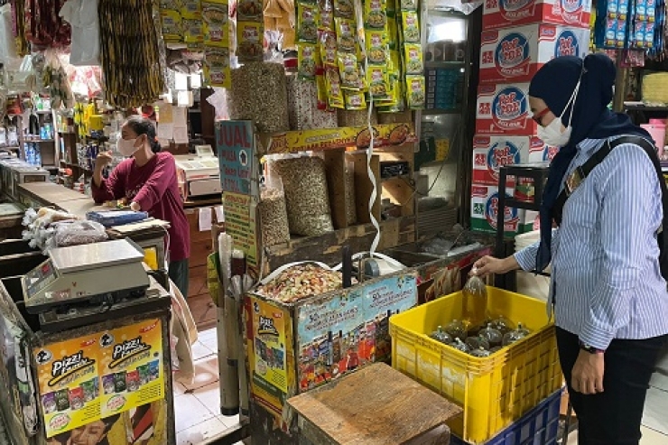 Pastikan Ketersediaan Minyak Goreng, Polres Metro Jakarta Timur Cek Pasar Rawamangun
