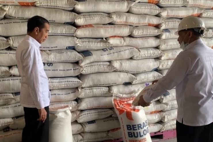 Tinjau Gudang Bulog, Jokowi Perintahkan Operasi Pasar