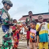 Hadir Bawa Kebahagiaan, Satgas Yonif 503 Kostrad Bagikan Bingkisan untuk Anak Papua