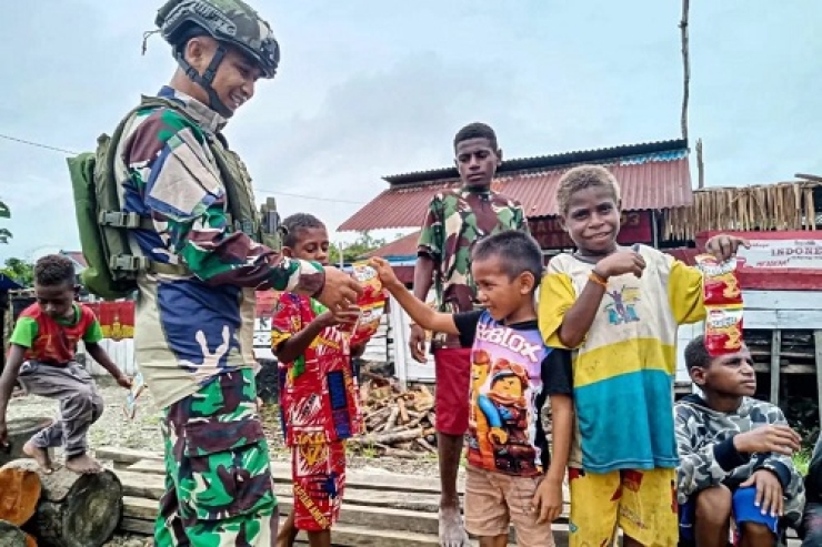 Hadir Bawa Kebahagiaan, Satgas Yonif 503 Kostrad Bagikan Bingkisan untuk Anak Papua