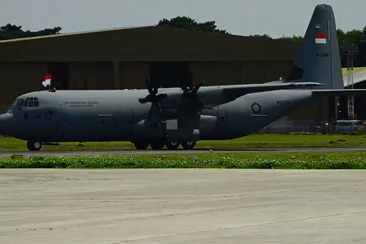 Pesawat Keempat Super Hercules C-130J Landing di Lanud Halim Perdanakusuma