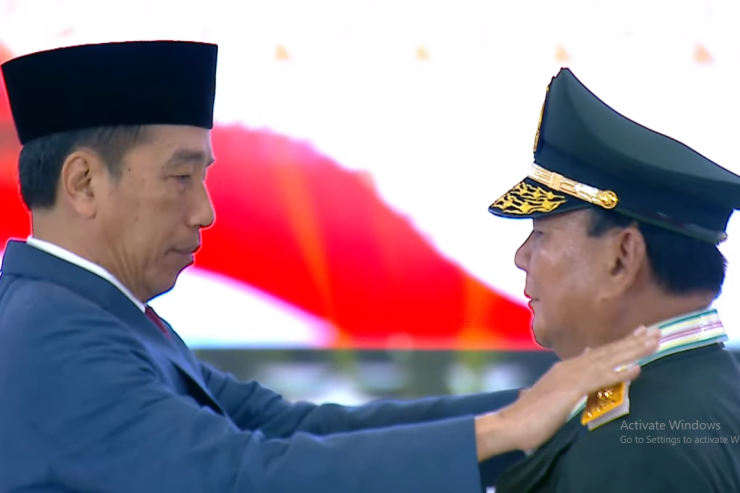 Sah! Jokowi Anugerahkan Jenderal TNI (HOR) kepada Prabowo    