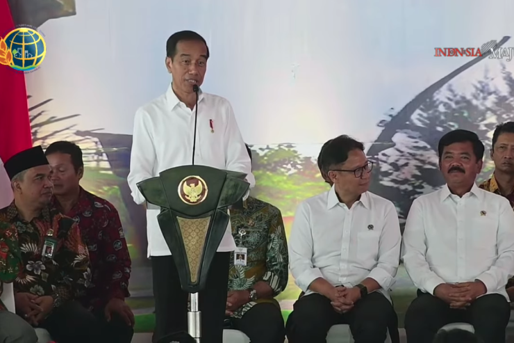 Jokowi Didampingi Menteri Hadi Serahkan 3.000 Sertifikat PTSL di Grobogan