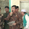 Menteri Hadi Serahkan 11 Sertifikat Tanah Wakaf di Surabaya