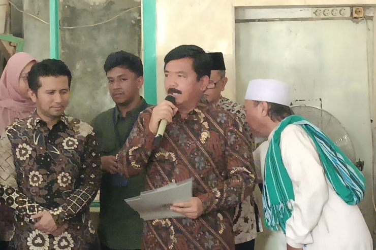 Menteri Hadi Serahkan 11 Sertifikat Tanah Wakaf di Surabaya