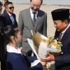 Tiba di Beijing, Menhan Prabowo Terima Bunga dari Gadis Kecil