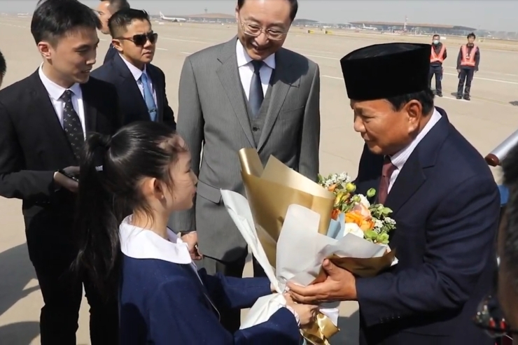 Tiba di Beijing, Menhan Prabowo Terima Bunga dari Gadis Kecil